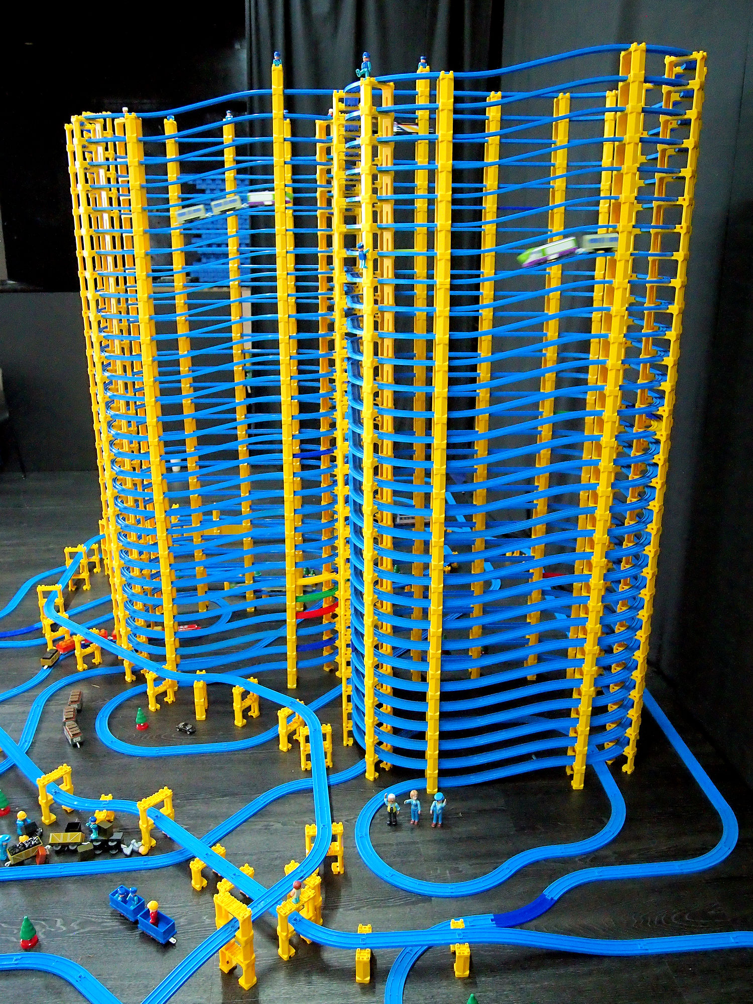 Tomy train sales track layouts